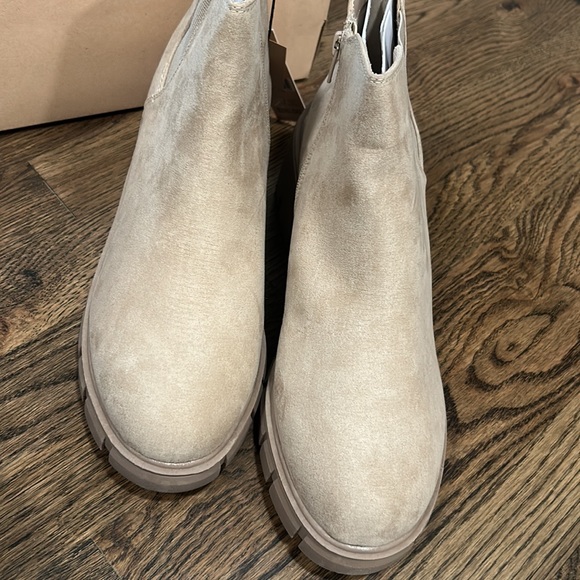 Madden NYC women Chelsea boots in sand color size 10 & 11 - Picture 3 of 6